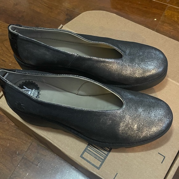 New Beso Wedge Shoe
Leather Shoe (ID: A158265)
Designed by Fly London size 40 - Picture 3 of 11